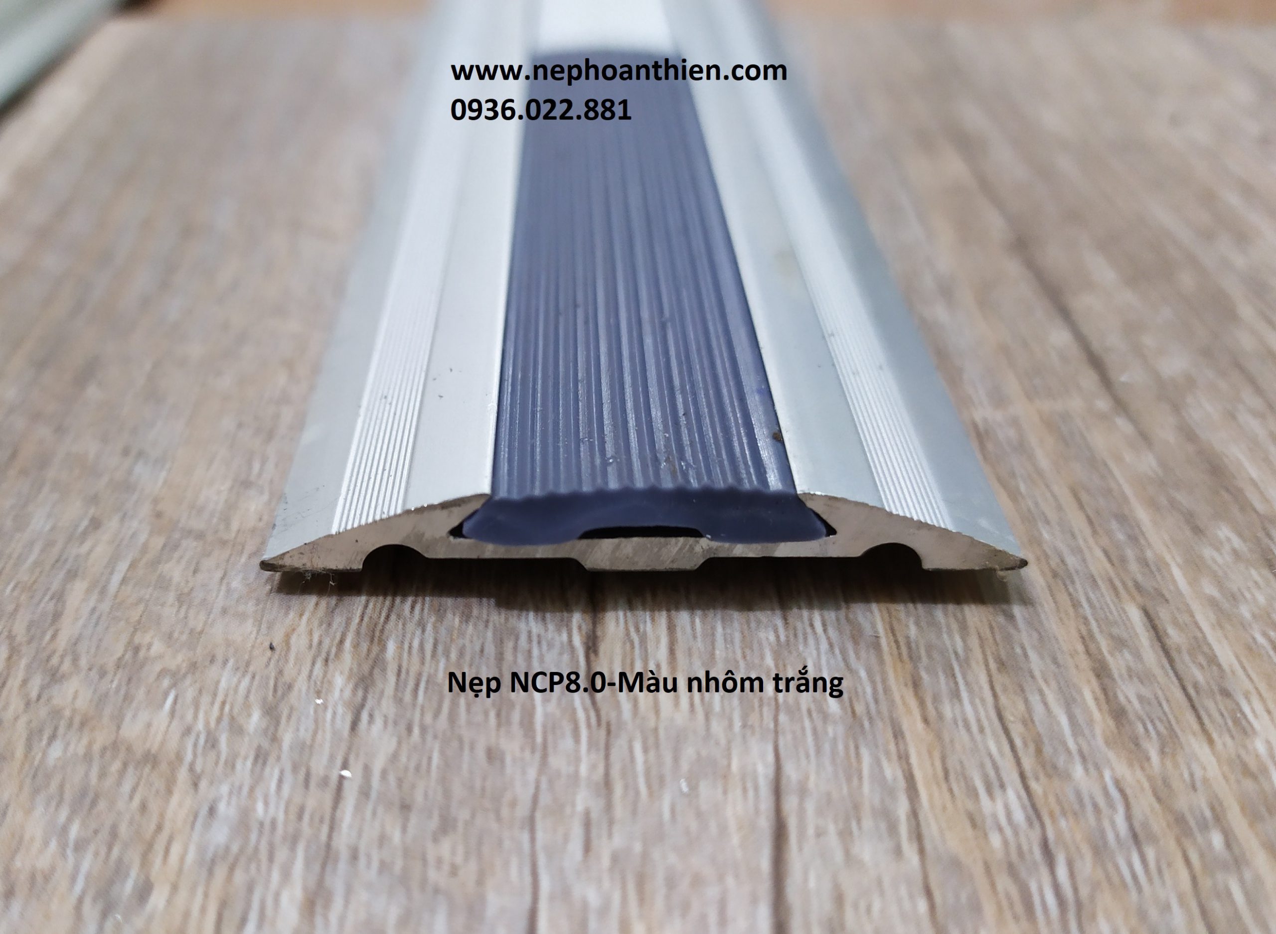Nẹp chống trơn cầu thang NCP8 màu nhôm
