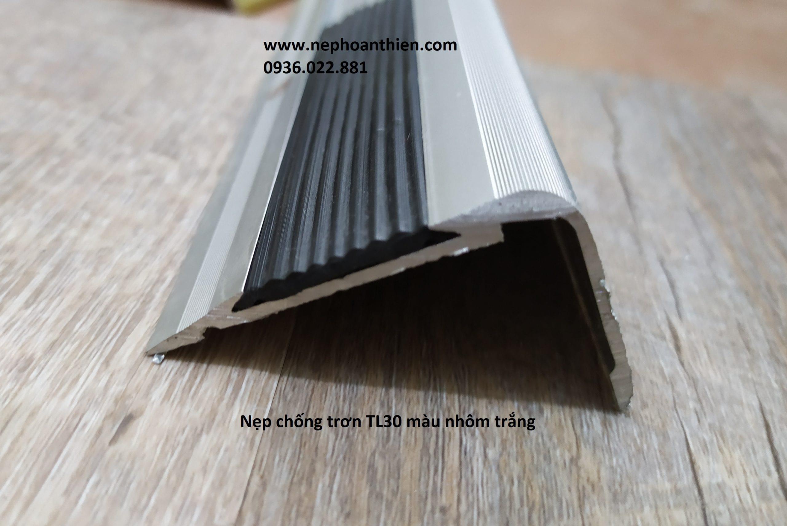 NẸP CHỐNG TRƠN CẦU THANG TL30 Nẹp chống trơn TL30 màu nhôm