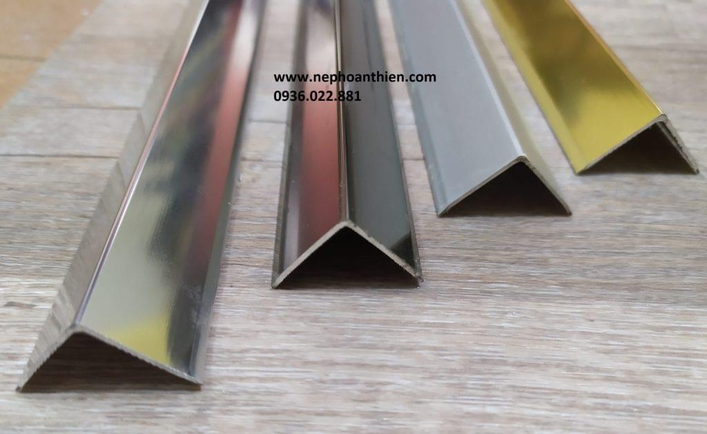Nẹp chống trơn cầu thang - PKĐK Bệnh viện gia đình V20 scaled 1
